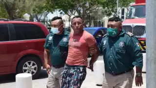 Los guías falsos suelen pedir dólares a cambio de favores a los turistas