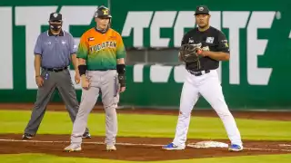 Los de bengala se sacudieron la blanqueada, con un batazo de cuatro estaciones por parte de José Manuel Orozco por el bosque derecho, en el cierre del octavo capítulo