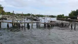 En ruinas están las estructuras donde arriban las embarcaciones al muelle del 20 de Noviembre