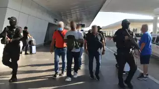 'La Changa' fue custodiado por elementos policiacos durante su salida del aeropuerto de Cancún, donde fue trasladado a la Riviera Maya a la sede de la FGE Quintana Roo