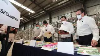 Mauricio Vila entrega paquetes escolares para regreso a clases presenciales