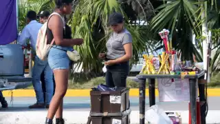 Crimen organizado cobra derecho de piso a vendedores de 'bombitas' en Cancún
