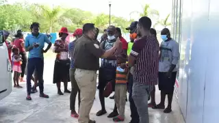 En Chetumal hay otro grupo de haitianos esperando ser atendidos por el INM y aclarar su estatus migratorio en México