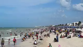 Familias enteras acudieron al puerto de Progreso para disfrutar de un día soleado