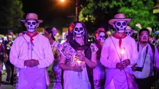 Catrines y catrinas participan en el Paseo de las Ánimas en Mérida