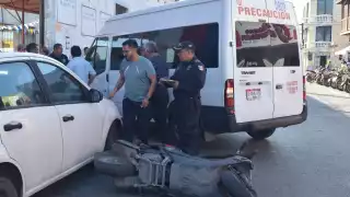 El conductor de la motocicleta resultó con lesiones y una crisis nerviosa tras el incidente