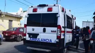 Paramédicos atendieron a la mujer y la trasladaron a un hospital