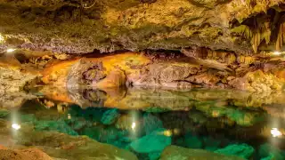 A decir de los guías el ojo de agua, ubicado a 20 minutos de Mérida, fue descubierto hace 40 años y a él se accede por medio de una escalinata de piedra