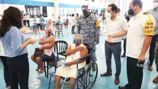 Mauricio Vila supervisa la vacunación en la Base Aérea Militar número 8