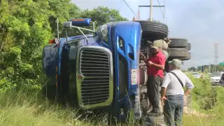 La pesada unidad transportaba material de construcción, no se presentó acto de rapiña. Foto: Ramiro Can