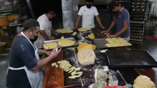 Panaderos elaboran tradicional pan de muerto