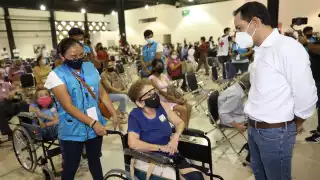 Mauricio Vila Dosal supervisa la aplicación de vacunas del días de ayer donde Yucatán estableció un nuevo récord