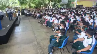 En total se beneficiarán a 372 alumnos del turno matutino y el vespertino Justo Sierra Méndez 196