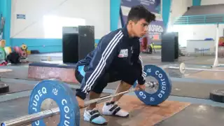 El atleta lleva a cabo sus entrenamientos en el gimnasio de la Unidad Deportiva “Bicentenario”