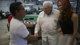 Don Mario Renato Menéndez saludó uno por uno a todos los asistentes de la posada de Por Esto!
