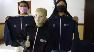 Aury Narváez Chim, productora del municipio de Tekit, agradeció la oportunidad de volver a participar en este proyecto, ya que además de contribuir con la ayuda a los niños de educación básica, pudo reactivar su taller y emplear a personas de su municipio, durante la contingencia sanitaria.