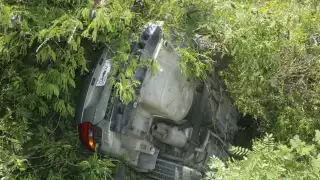 El vehículo resultó con daños considerables tras el accidente en el Periférico Valladolid-Mérida a la altura de una comisaría en Tizimín