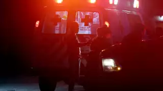 Elementos de emergencia atendieron a la mujer herida. Foto: Por Esto!