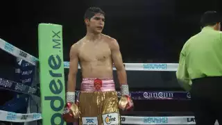 El boxeador alzó el triunfo