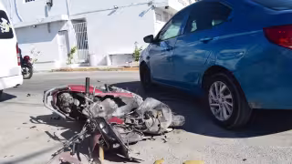 El impacto ocasionó que el asiento y la parte posterior de la motocicleta quedaran totalmente destruidos