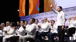 Previo al evento, el gobernador se reunió con el embajador Ken Salazar