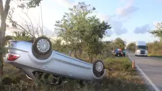 Algunas personas que se encontraban en un rancho cercano indicaron que los ocupantes fueron abordados en un vehículo particular