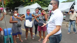 Ríspido diálogo entre autoridades y comerciantes por puestos (Eric Castillo)