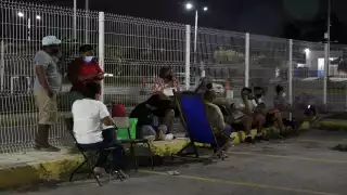 Adultos mayores hacen fila para alcanzar vacuna contra COVID-19