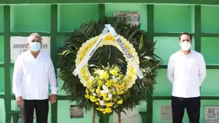 Acompañado del secretario general del STSPEIDY, Jervis García Vázquez, Vila Dosal acudió al Mausoleo de esta organización sindical en el Cementerio General de Mérida