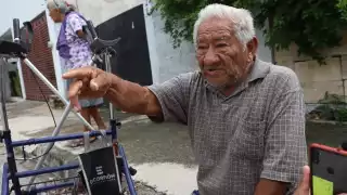 Don Tilso asegura que fue confinado a vivir dentro de un garage
