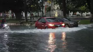 La queja constante de los usuarios es que cuando llueve todos los taxistas dejan de trabajar, paralizando la movilidad en la ciud