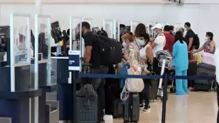 Más de 80 viajeros que esperaban en el Aeropuerto de Cancún afirmaron estar molestos por las demoras