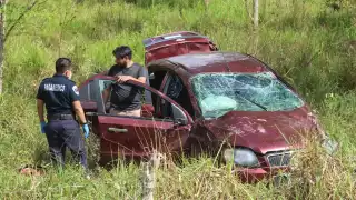 El auto se salió de la carretera