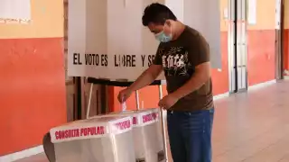 En todas las casillas se encuentra gel antibacterial y les piden a los votantes portar correctamente el cubrebocas