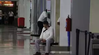 Rubén Macías estuvo deambulando por casi una hora en la terminal cuatro del aeropuerto de Cancún
