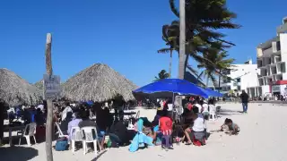 En sitios como el malecón y hasta las playas de Chelem y Chuburná persisten las palapas que colocan los restaurantes cada fin de semana sin permisos