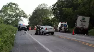 Conductor muere prensado al chocar contra un camión en la carretera Peto-Chetumal