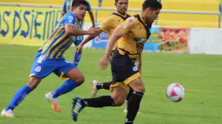 El encuentro se llevó a cabo en el estadio Juan N. López, ante unos mil aficionados