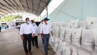 Mauricio Vila Dosal también entregó maíz a productores