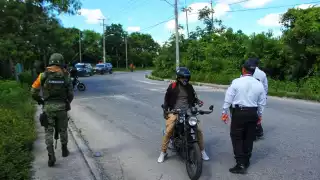 Ejército Mexicano asegura motocicleta robada en la SM 107 de Cancún