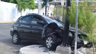 Los trabajadores que venían a bordo del camión resultaron ilesos