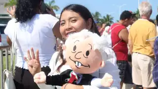 Simpatizantes lo esperan al grito de "Es un honor estar con obrador"