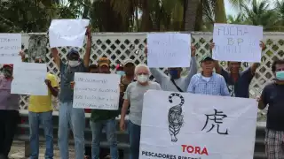 Un grupo de 20 pescadores realizaron la manifestación bajando el Puente Zacatal