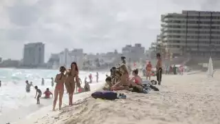 Las principales playas de Cancún registraron una importante afluencia de bañistas nacionales y extranjeros