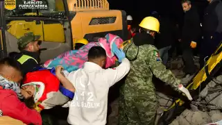 Personal del Ejército Mexicano en Turquía rescató con vida a una mujer de entre los escombros