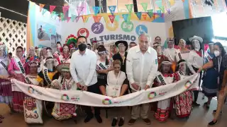 El pabellón de Yucatán en el Tianguis Turístico de Mérida cuenta con vitrinas donde se exponen artesanías mayas