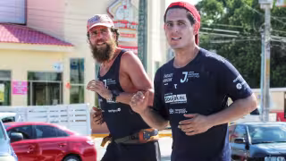 El Forrest Gump alemán será recibido por autoridades municipales de Cancún en Playa Delfines