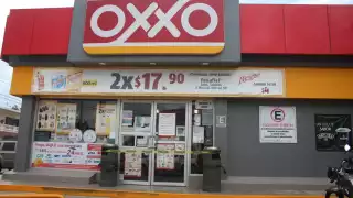 El ladrón ingresó al Oxxo y amenazó a la cajera con lesionarla con arma blanca. Tras cometer el robo huyó a bordo de una bicicleta. Foto: Ricardo Jiménez