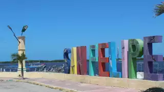 Playas del Oriente de Yucatán permanecieron semivacías este lunes