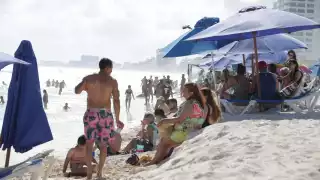 Turistas nacionales, extranjeros y cancunenses no dejaron pasar este martes sin ir a la playa